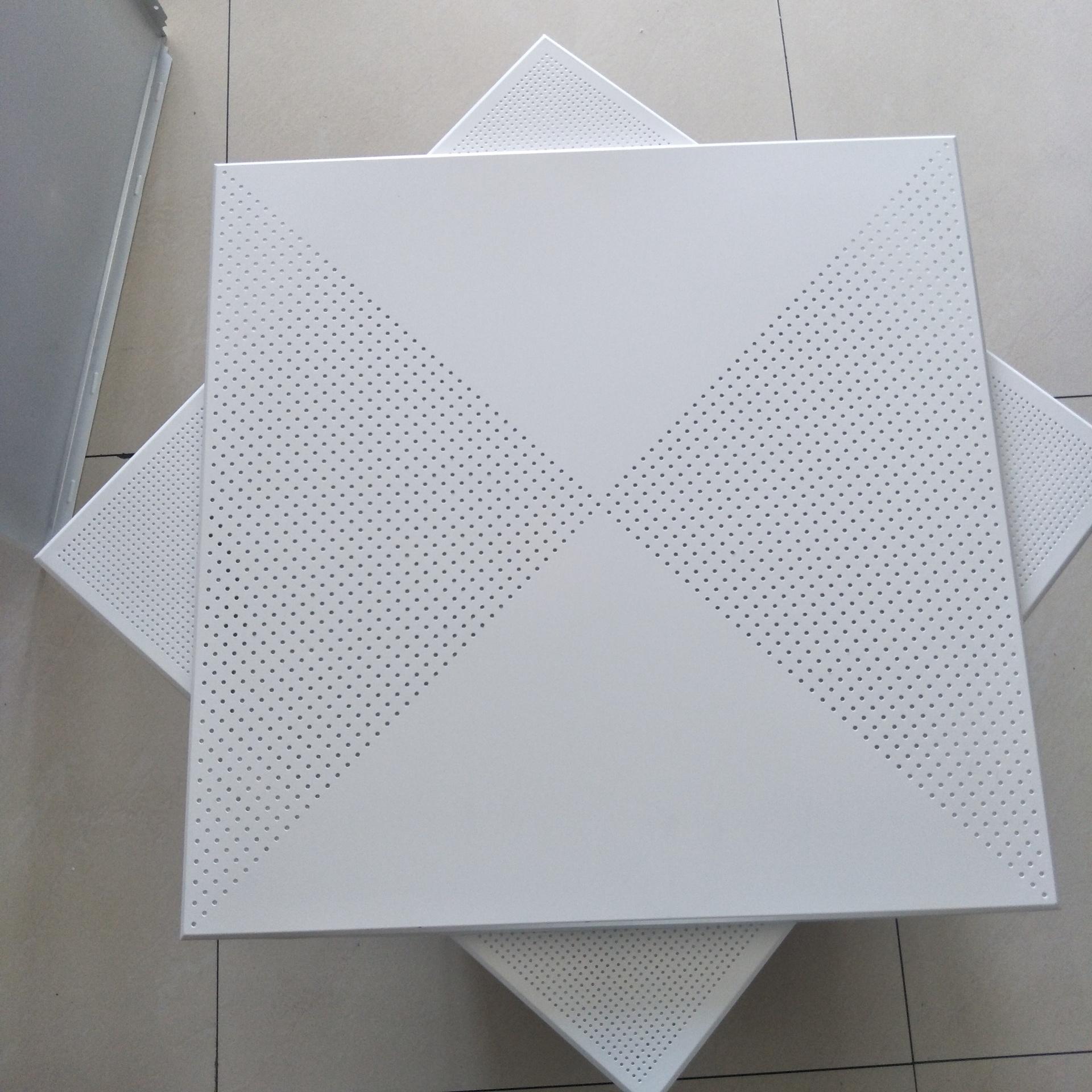Pannello pulsante in alluminio vs pannello composito in alluminio
